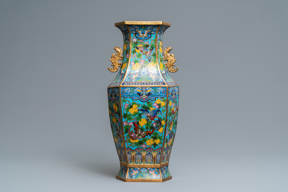 Un vase de forme hexagonale en &eacute;maux cloisonn&eacute;s, marque de Xuande, 19&egrave;me