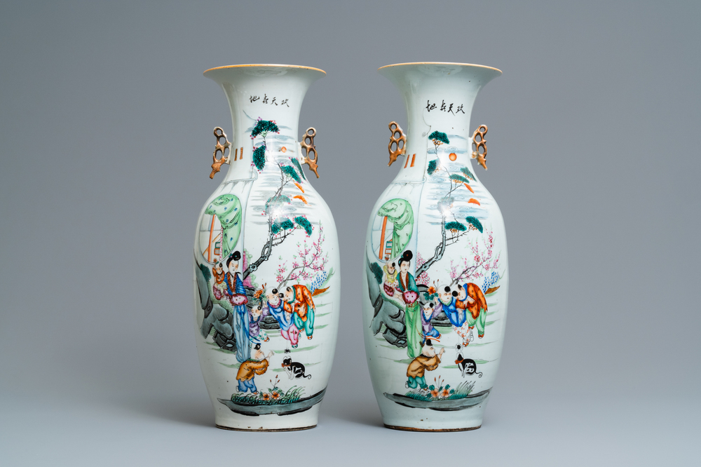 Une paire de vases en porcelaine de Chine famille rose &agrave; d&eacute;cor de dames et gar&ccedil;ons dans un jardin, 19/20&egrave;me
