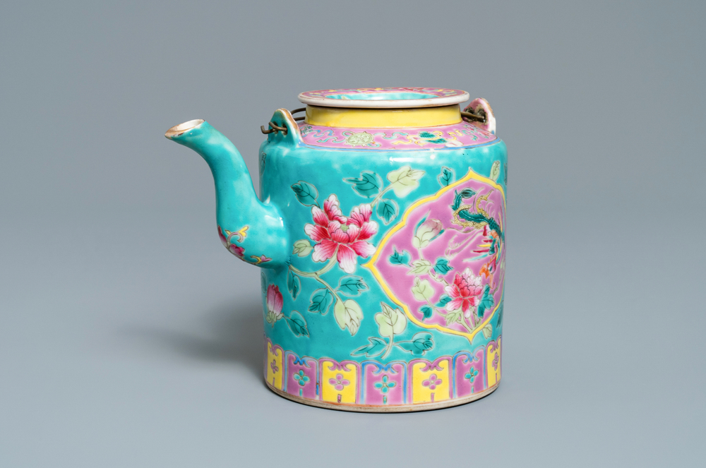 Une grande th&eacute;i&egrave;re en porcelaine de Chine famille rose &agrave; fond turquoise pour le march&eacute; Straits ou Peranakan, 19&egrave;me