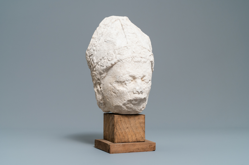 Une t&ecirc;te d'&eacute;v&ecirc;que en pierre sculpt&eacute;e, France, 14/15&egrave;me