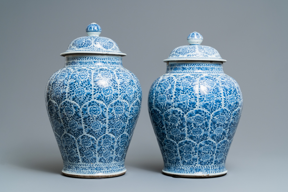 Une paire de vases couverts en porcelaine de Chine en bleu et blanc, Kangxi