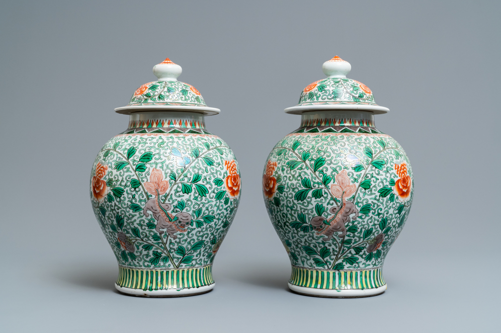 Une paire de vases couverts en porcelaine de Chine wucai &agrave; d&eacute;cor de lions bouddhistes, 19/20&egrave;me