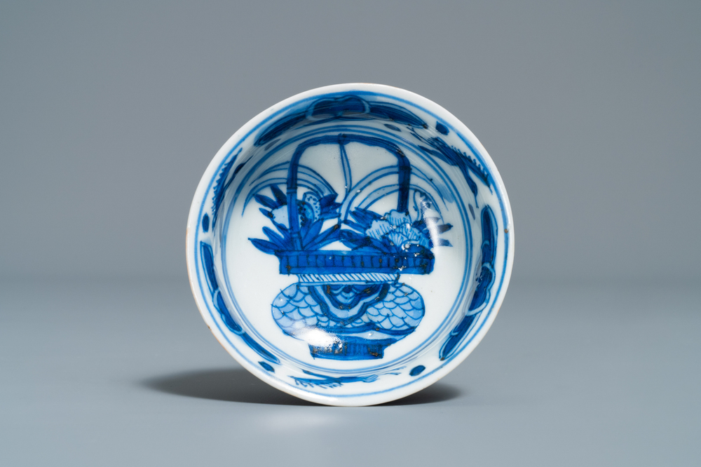 Un petit bol en porcelaine de Chine en bleu et blanc de type kraak, marque d'une aigrette, Wanli