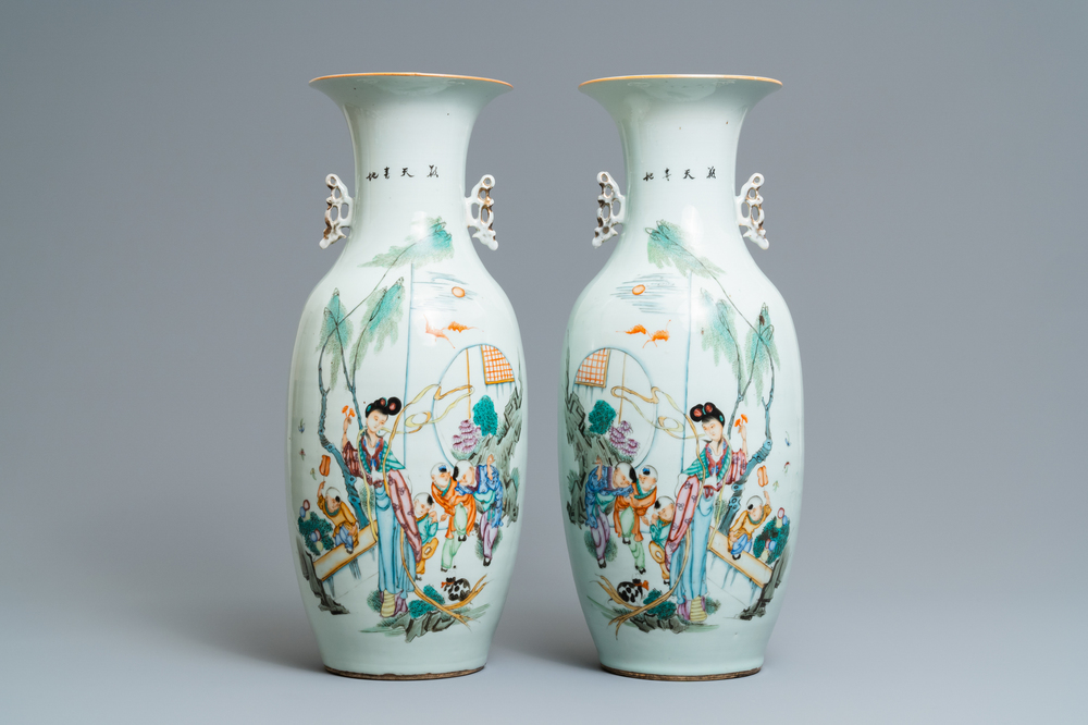Une paire de vases en porcelaine de Chine famille rose &agrave; d&eacute;cor de dames et gar&ccedil;ons dans un jardin, 19/20&egrave;me