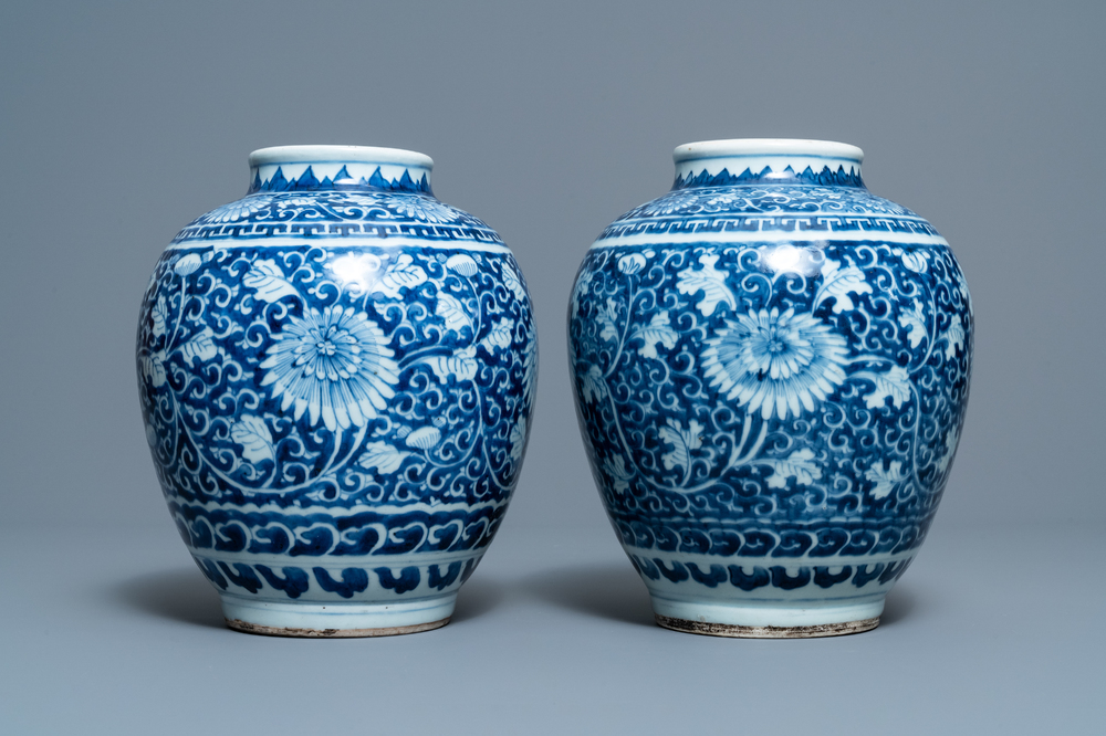 Une paire de vases en porcelaine de Chine en bleu et blanc, Kangxi