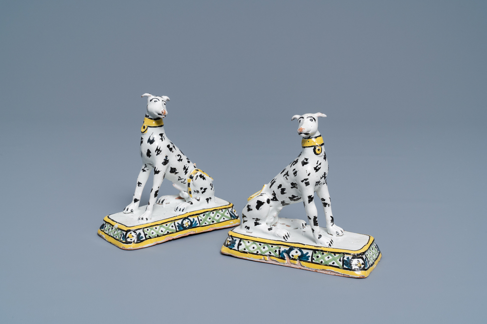 Une paire de mod&egrave;les de l&eacute;vriers en fa&iuml;ence polychrome de Bruxelles, vers 1800
