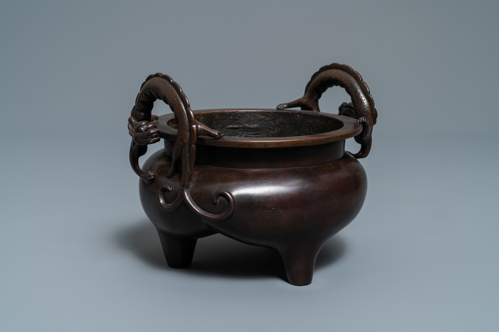 A Chinese bronze chilong-handled tripod censer, seal mark, 17/18th C.