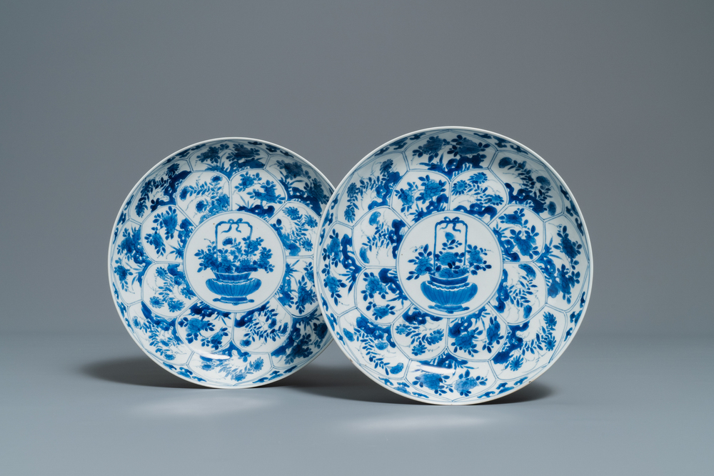 Une paire de plats en porcelaine de Chine en bleu et blanc &agrave; d&eacute;cor de paniers fleuris, Kangxi