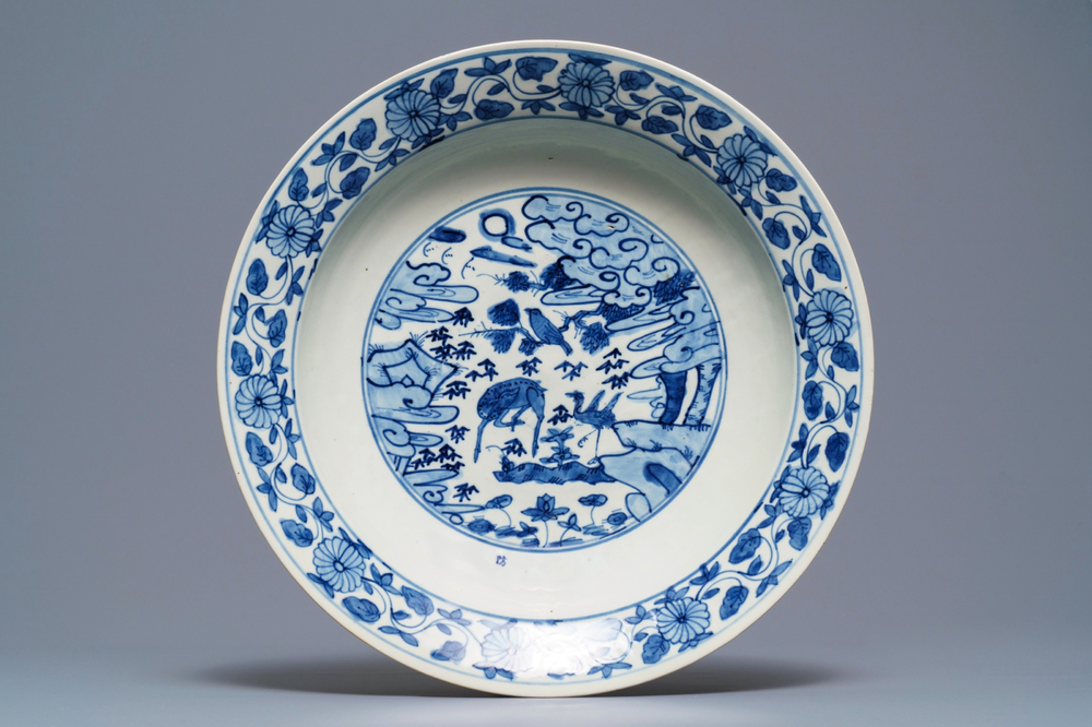 Een Chinese blauw-witte Swatow schotel met inscriptie, Ming
