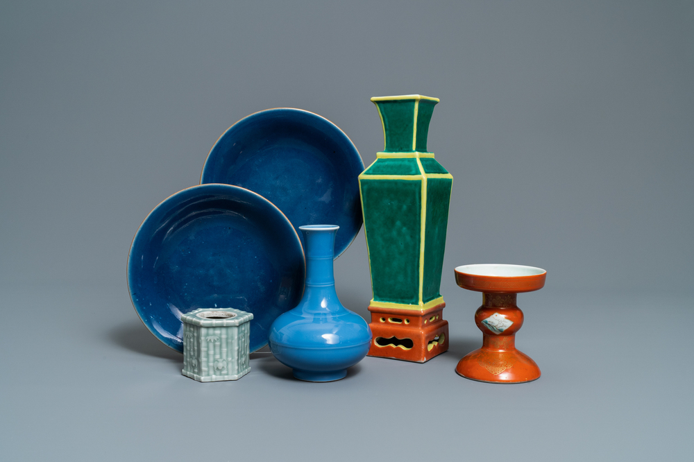 Six pi&egrave;ces en porcelaine de Chine monochrome, 19/20&egrave;me