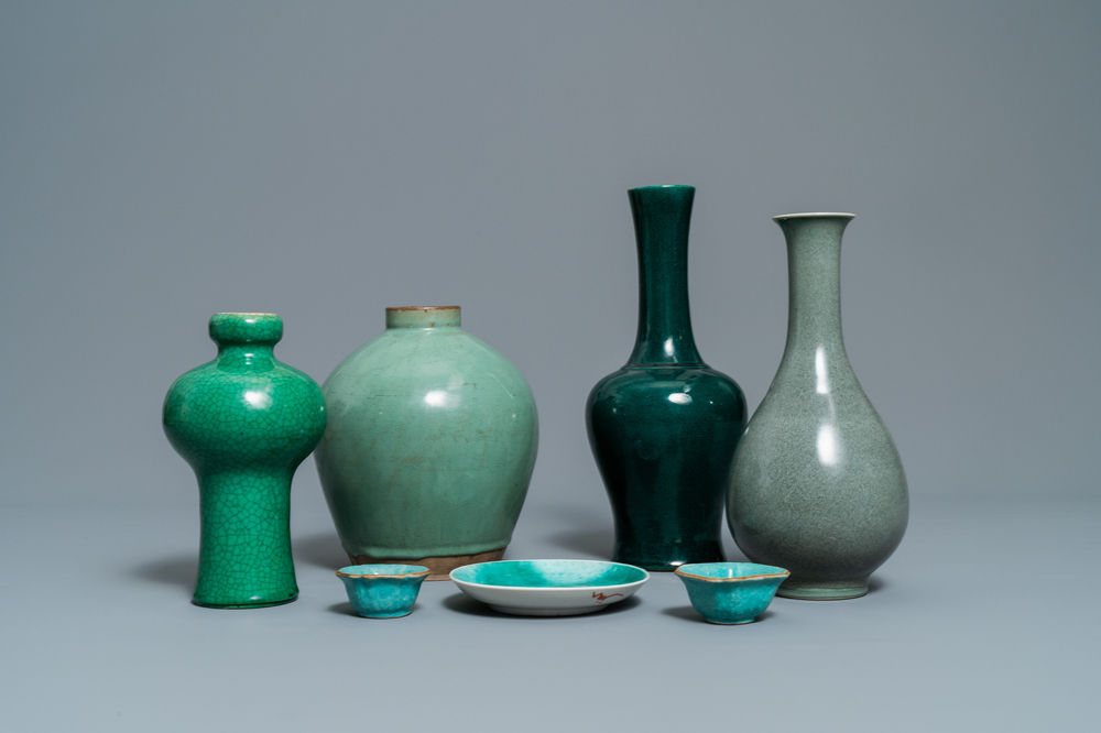 Zeven stukken Chinees monochroom groen en turquoise porselein, 19/20e eeuw