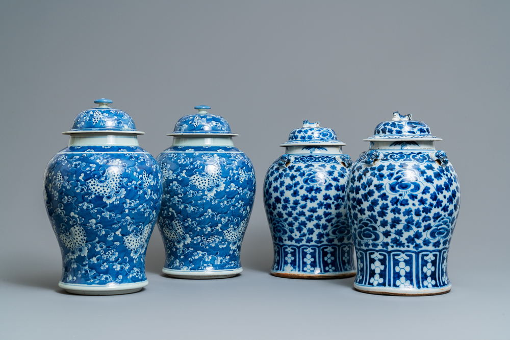 Twee paar Chinese blauw-witte dekselvazen, 19/20e eeuw