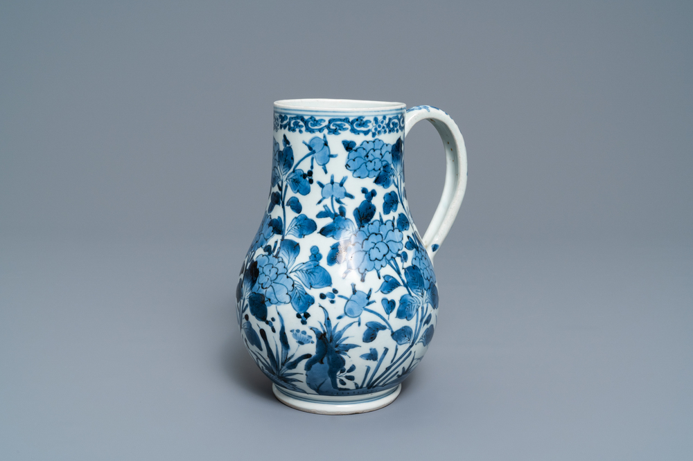A Japanese blue and white Arita mug with floral design, Edo, 17/18th C.