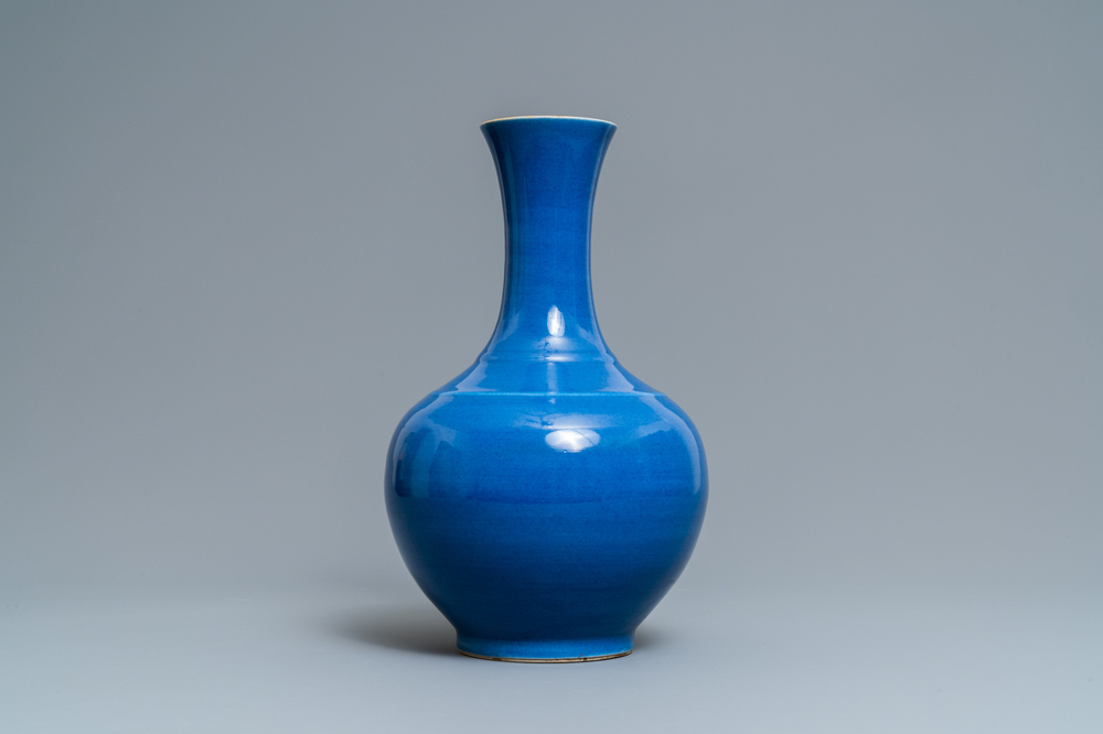 Un vase de forme bouteille en porcelaine de Chine bleu poudr&eacute; monochrome, marque et &eacute;poque de Guangxu