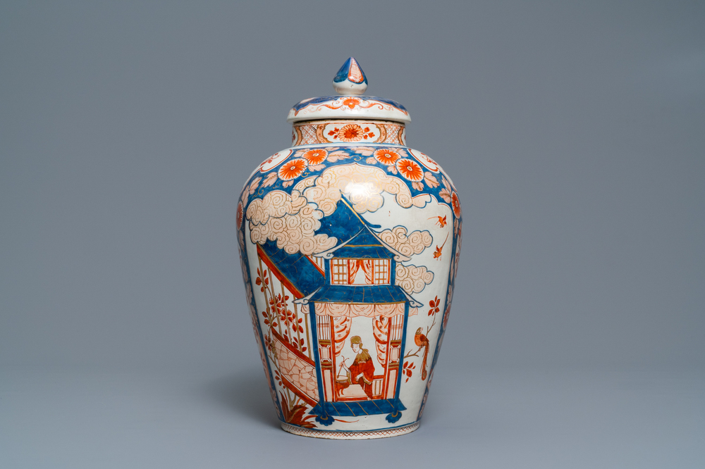 Un vase couvert en fa&iuml;ence de Delft dor&eacute; de style Imari &agrave; d&eacute;cor de chinoiserie, 1er quart du 18&egrave;me
