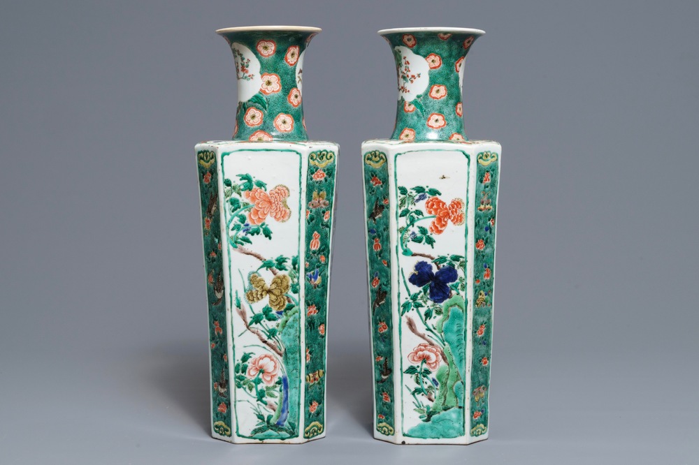 Une paire de vases en porcelaine de Chine famille verte, Kangxi