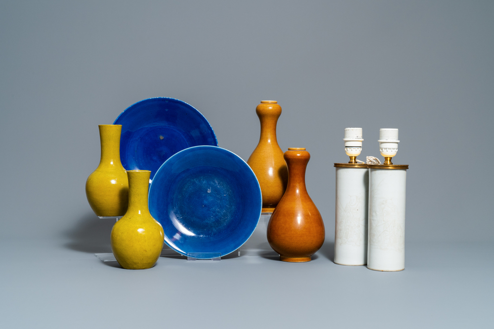 Trois paires de vases et une paire de plats en porcelaine de Chine monochrome, 19/20&egrave;me