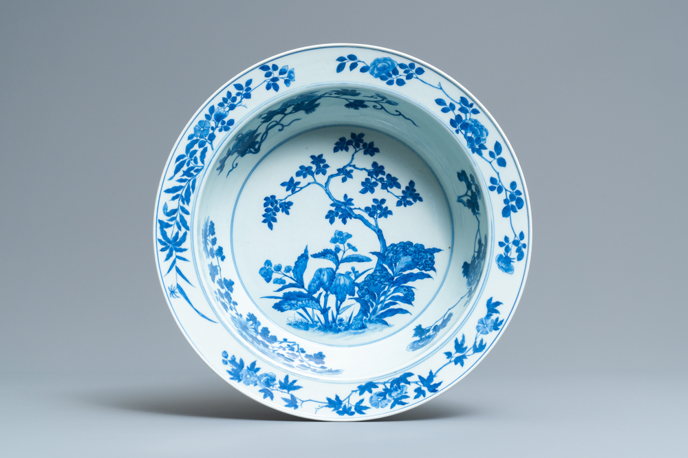 A Chinese blue and white basin with floral design, 19th C.