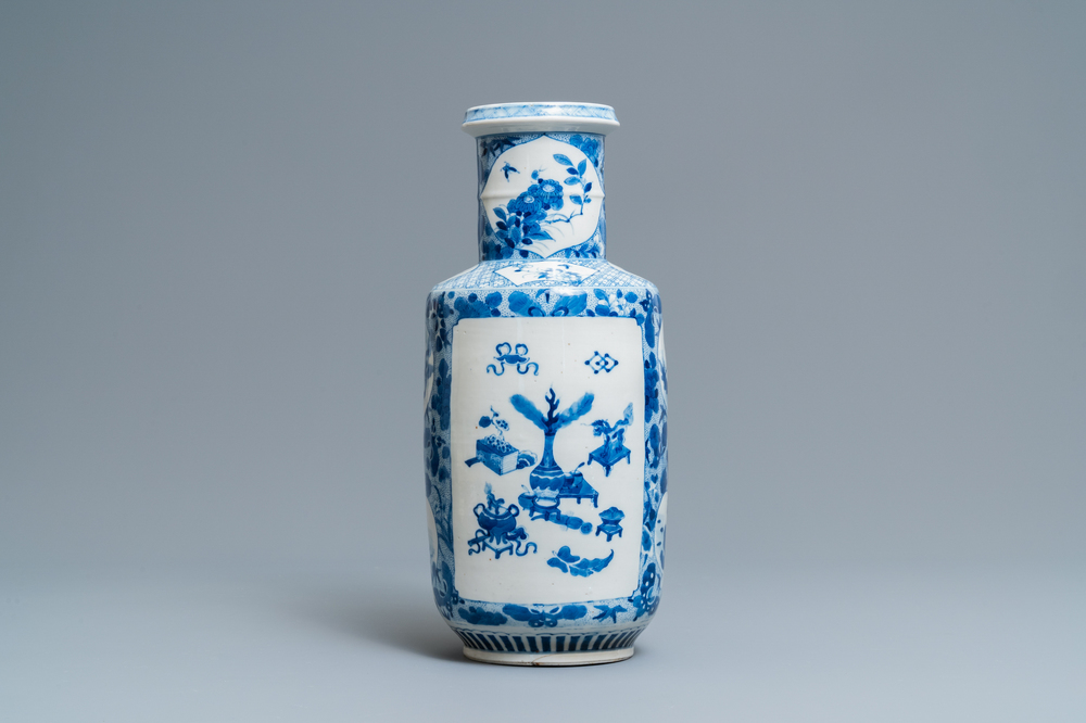 Un vase de forme rouleau en porcelaine de Chine en bleu et blanc, 19&egrave;me