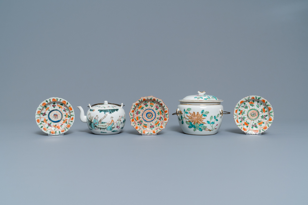 Een Chinese famille rose theepot, een dekselkom en drie Bencharong tazzas, 19e eeuw