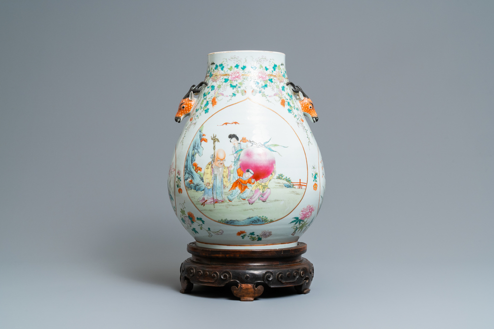 Een fraaie Chinese famille rose 'hu' vaas met onsterfelijken, Qianlong merk, ca. 1900
