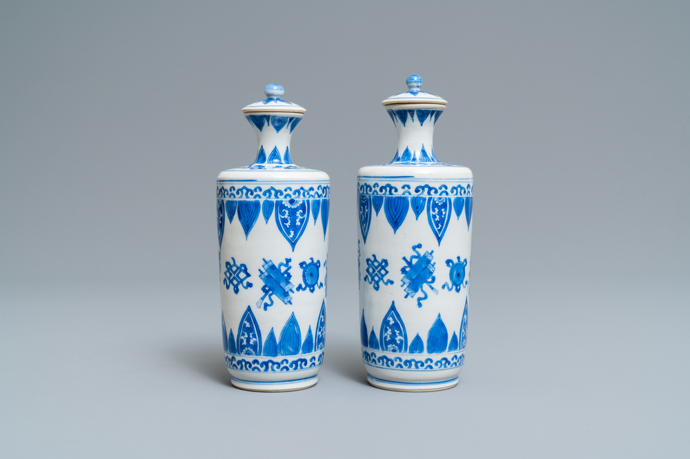 Een paar Chinese blauw-witte dekselvazen, Kangxi