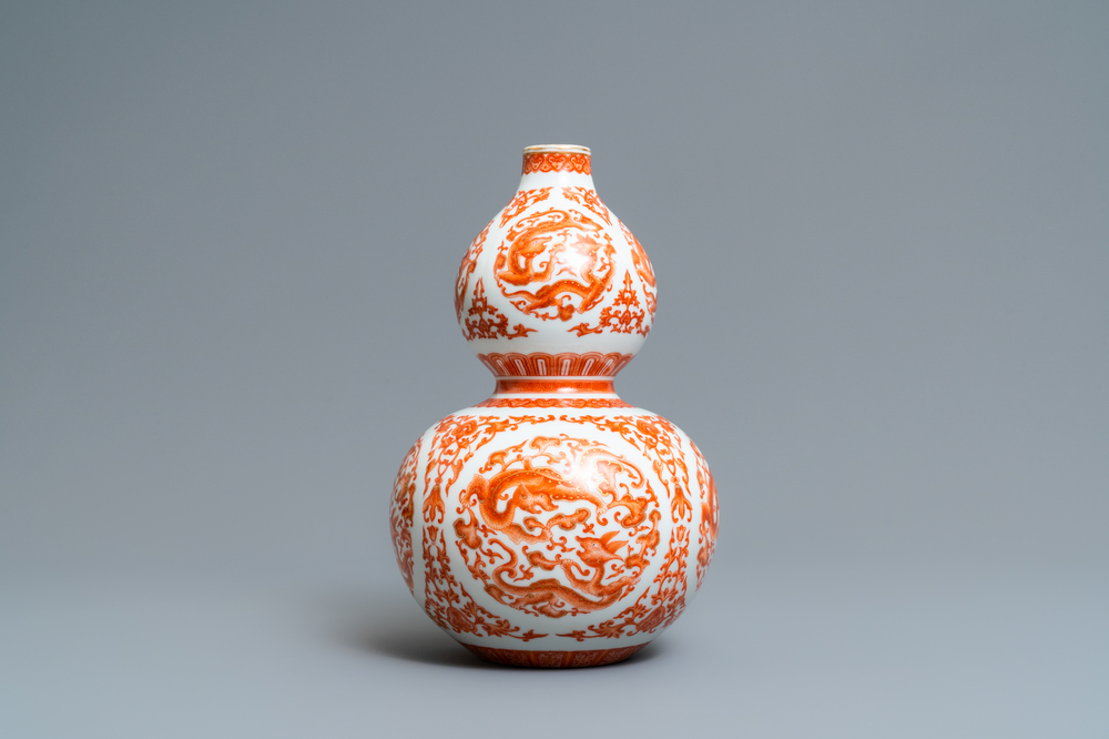 Un vase de forme double gourde en porcelaine de Chine rouge de fer et dor&eacute;, marque de Qianlong, R&eacute;publique
