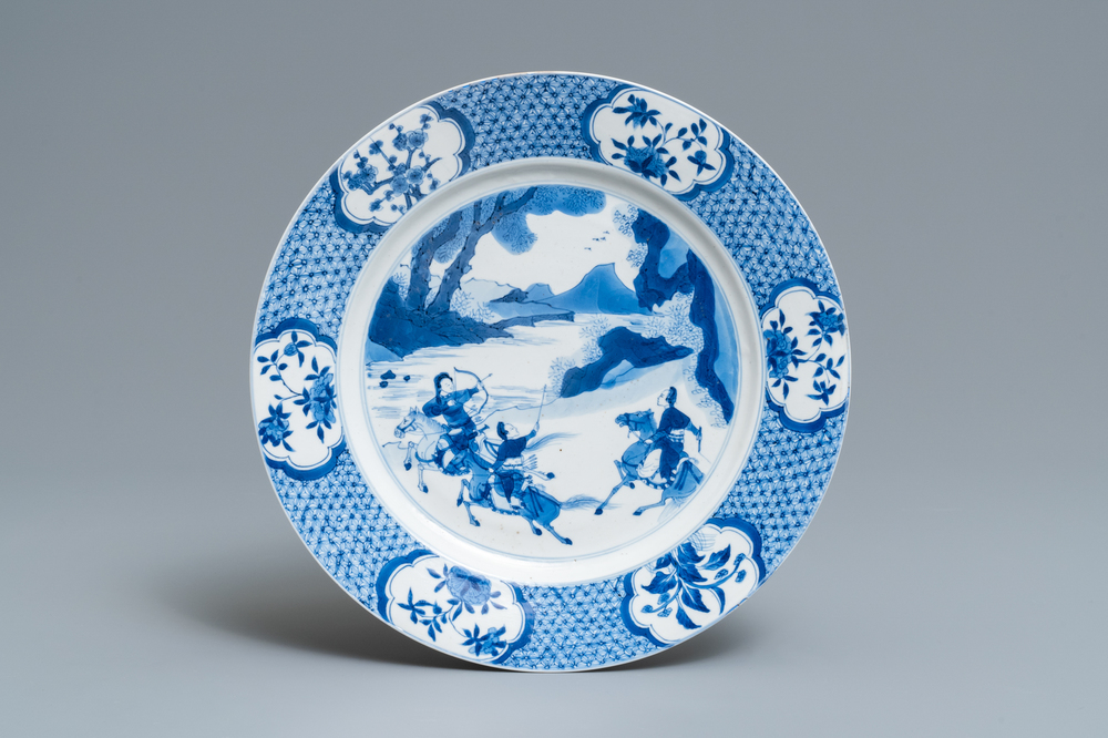 Un plat en porcelaine de Chine en bleu et blanc &agrave; d&eacute;cor de guerriers, marque de Chenghua, Kangxi