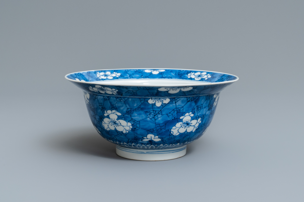 Un bol de type klapmuts en porcelaine de Chine en bleu et blanc, Kangxi