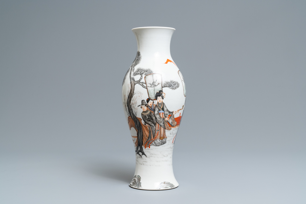 Een Chinese grisaille en ijzerrode vaas, Ju Ren Tang merk, Republiek