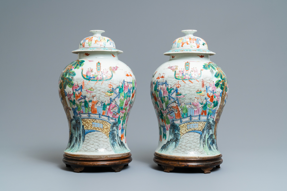 Une paire de vases couverts en porcelaine de Chine famille rose, 19&egrave;me