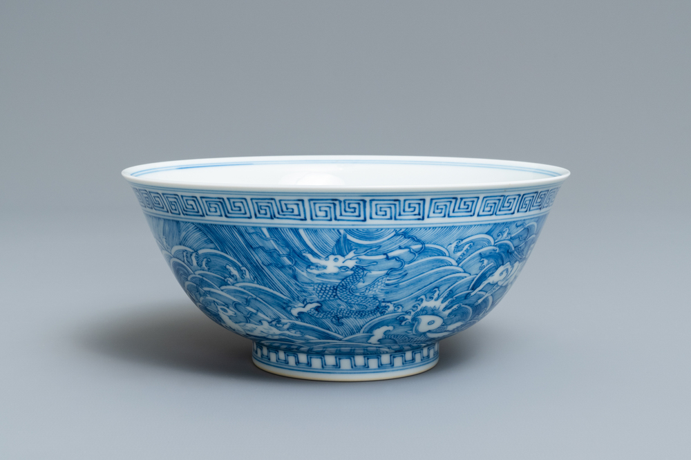Een Chinese blauw-witte kom met mythische dieren, Guangxu merk, 19/20e eeuw