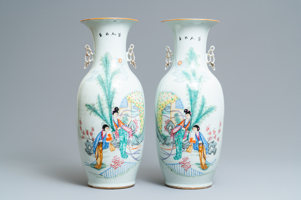 Une paire de vases en porcelaine de Chine famille rose &agrave; d&eacute;cor de dames dans un jardin, 19/20&egrave;me