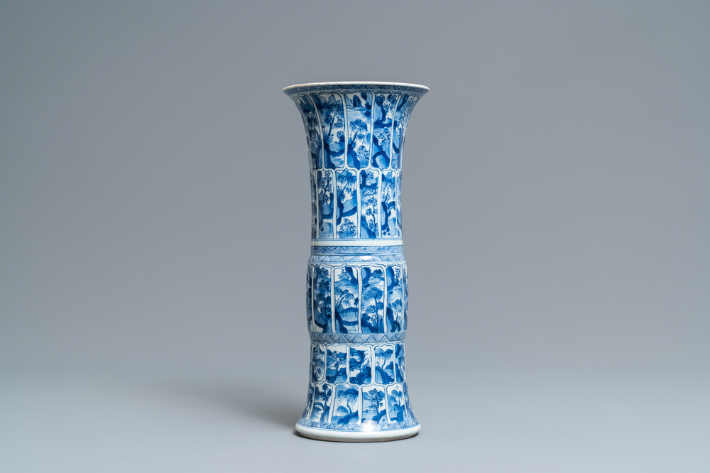 Un vase de forme gu en porcelaine de Chine en bleu et blanc, Kangxi