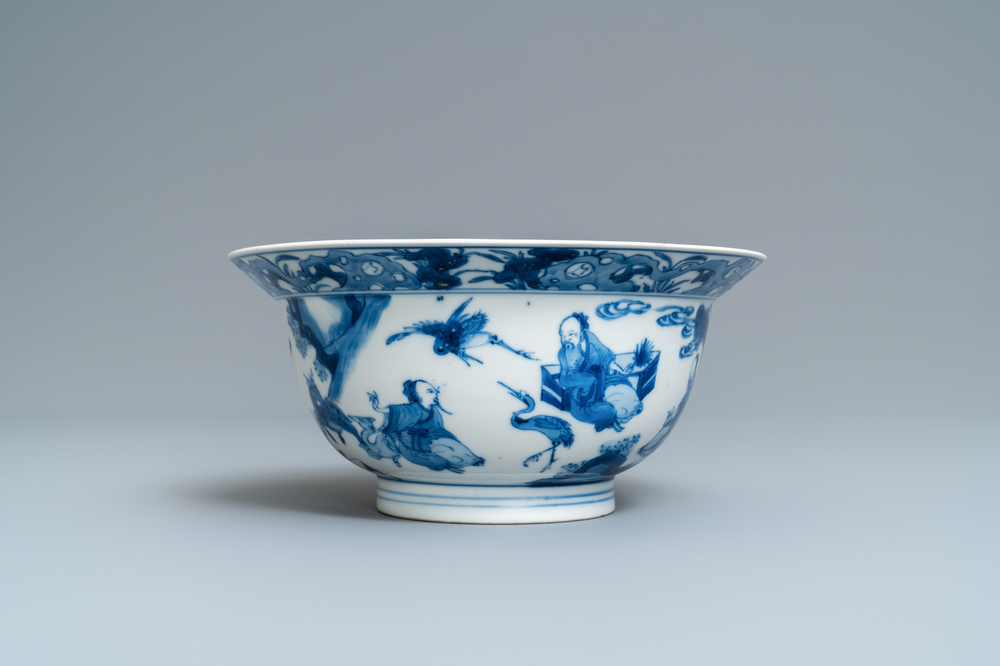Un bol de type klapmuts en porcelaine de Chine en bleu et blanc, marque et &eacute;poque de Kangxi