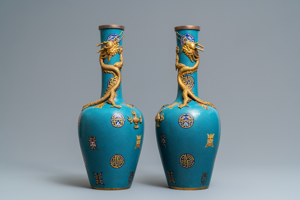 Une paire de vases de forme bouteille en &eacute;maux cloisonn&eacute;s, 19&egrave;me