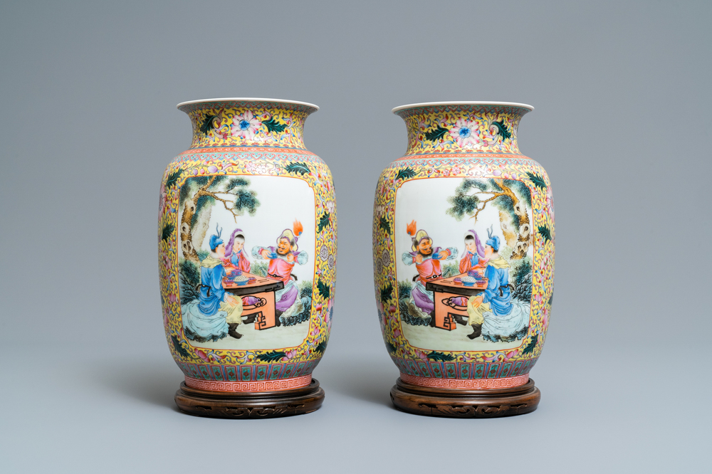 Een paar fijne Chinese famille rose vazen, Qianlong merk, Republiek