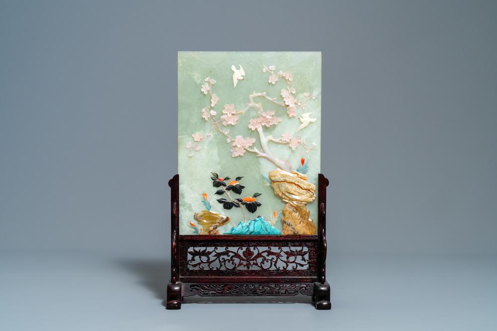 Un &eacute;cran de table en pierre dure incrust&eacute;e, Chine, 19&egrave;me/20&egrave;me