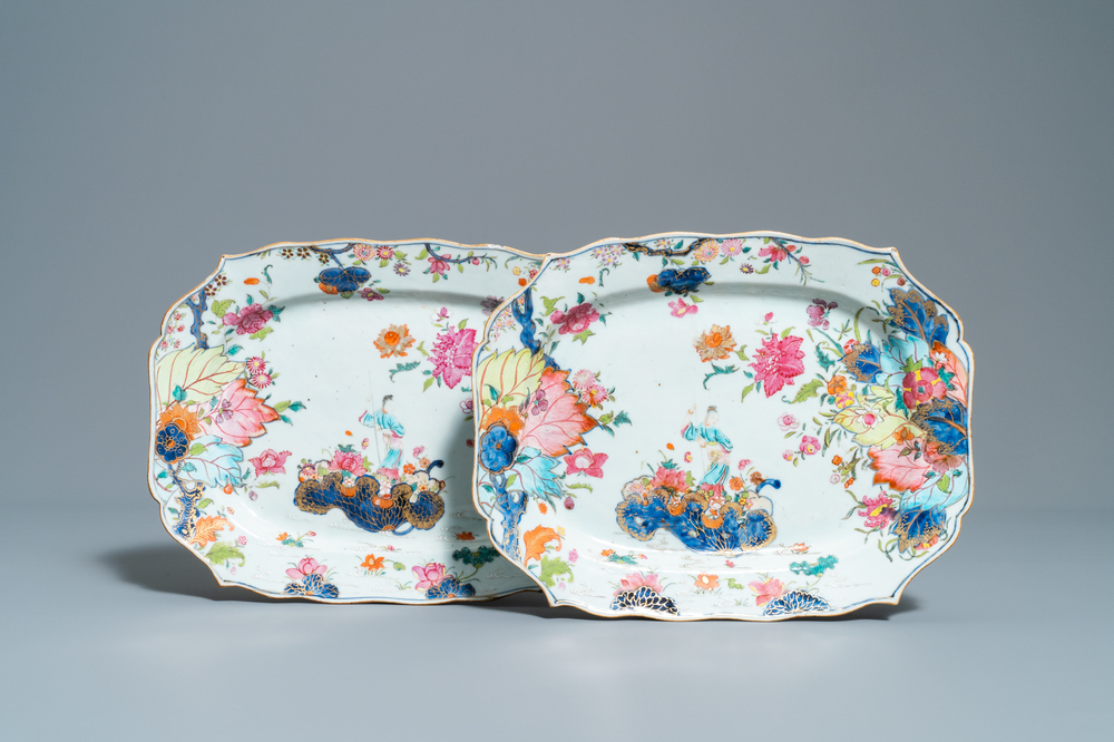 Une paire de plats en porcelaine de Chine famille rose &agrave; d&eacute;cor 'Feuille de tabac', Qianlong