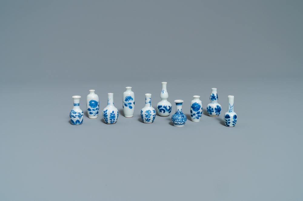 Dix vases miniatures en porcelaine de Chine en bleu et blanc, Kangxi