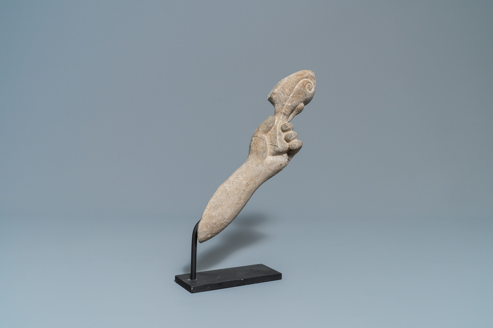 Un fragment du bras de Vishnu en pierre schiste, Khmer, art pre-Angkorien, 7/9&egrave;me