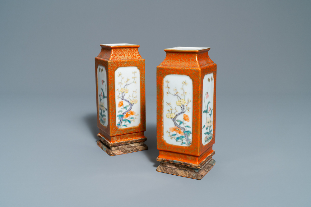 Een paar vierkante Chinese famille rose vazen met floraal decor, Yongzheng merk, Republiek