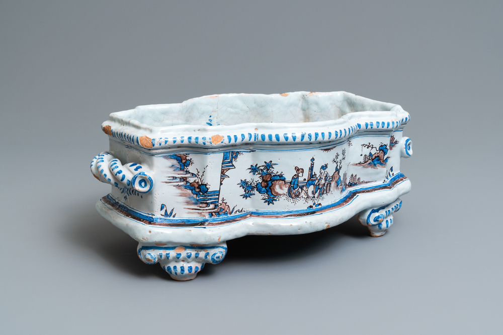 Een grote Franse fa&iuml;ence jardini&egrave;re met chinoiserie in blauw-wit en mangaan, Nevers, 17e eeuw