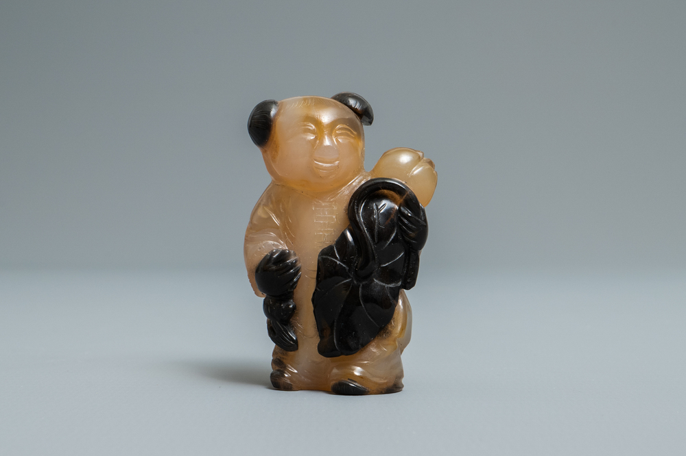 Une tabati&egrave;re en forme de gar&ccedil;on en agate sculpt&eacute;, Chine, 19/20&egrave;me