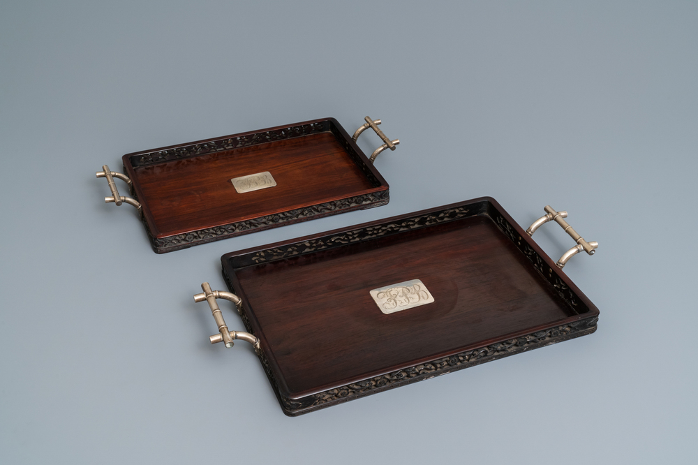 Deux plateaux en bois aux anses et plaques en argent, Chine, 19&egrave;me