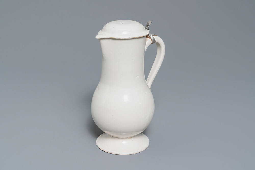 Une verseuse couverte en fa&iuml;ence blanche de Delft, 18&egrave;me