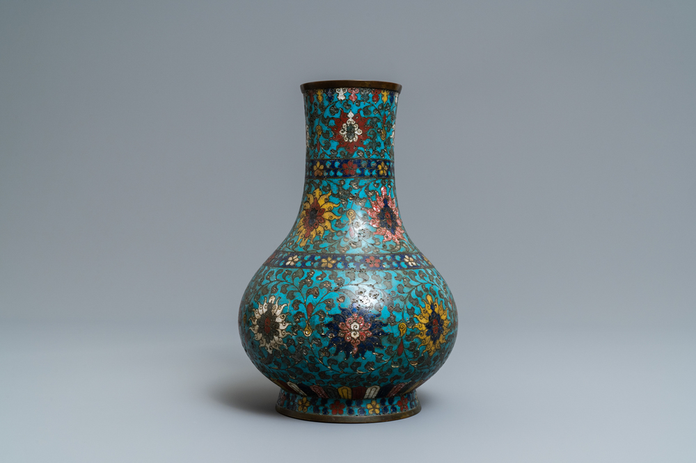 Un vase de forme bouteille en &eacute;maux cloisonn&eacute;s &agrave; d&eacute;cor de rinceaux de lotus, Ming