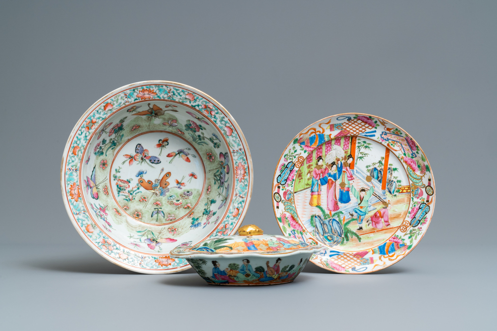 Une terrine couverte, une assiette et un bol en porcelaine de Chine famille rose, 19&egrave;me