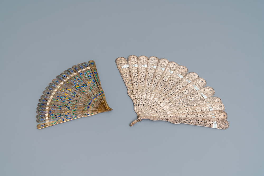 Deux &eacute;ventails en filigrane d'argent et argent &eacute;maill&eacute;, Chine, 19&egrave;me