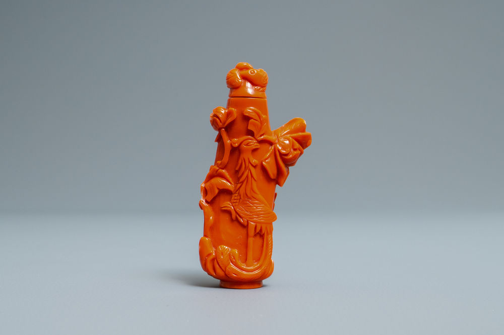 Une tabati&egrave;re en corail rouge figurant des oiseaux parmi fleurs, Chine, 19/20&egrave;me